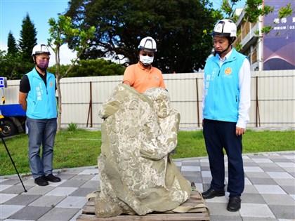 花蓮市知名噴泉翻修 挖到日治金太郎抱魚雕像
