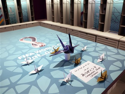 日本隊留下最後紙鶴 總教練森保一不忘鞠躬致謝