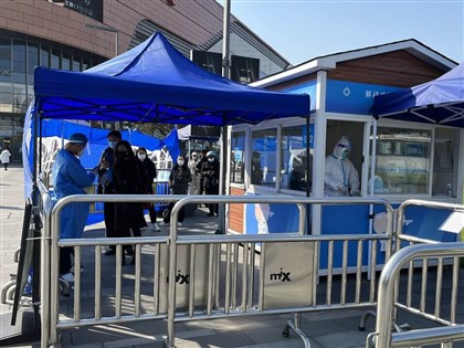 中國防疫急轉彎 上海密集核酸檢測者反變多