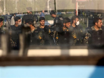 衛報：伊朗安全部隊鎖定抗議女性臉胸下體開槍