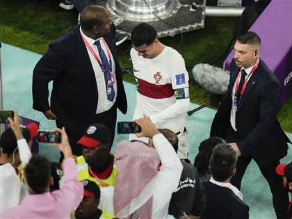 FIFA向C羅致敬 葡萄牙教頭不後悔讓他替補