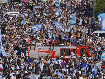 阿根廷球迷如洗三溫暖 最終奪冠「置身天堂」