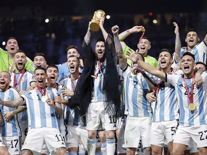 阿根廷輸掉世足首戰仍奪冠 藍白軍團複製2010年西班牙戲碼