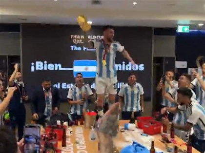 阿根廷奪冠更衣室狂歡慶祝 梅西手握金盃嗨上桌[影]