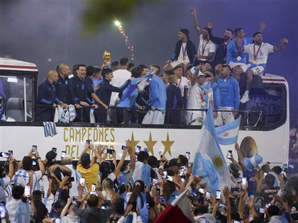 阿根廷世足奪冠歸國 球迷漏夜排隊一睹英雄風采