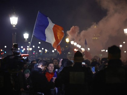 法國隊世足奮戰有目共睹 返國5萬球迷上街迎接[影]