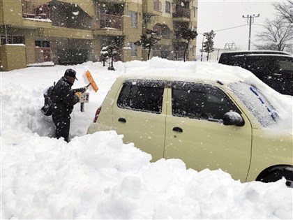 寒流襲日大雪釀災11死77傷 北海道電塔倒塌2萬戶停電