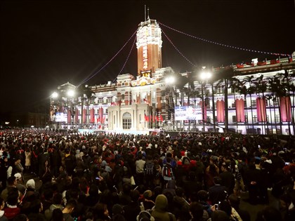 112年元旦府前升旗诉求台湾向前 张文光打击乐水管水桶演出