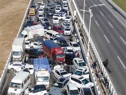 河南鄭新黃河大橋逾200車追撞1死 疑視線不佳路面結冰肇禍[影]