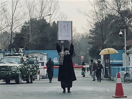高舉「要讀書」海報抗議 阿富汗女學生：即使一人也能對抗壓迫