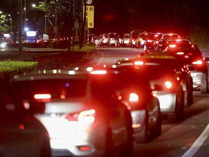 元旦連假前夕國道湧車潮 31日留意6地雷路段