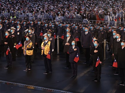 元旦升旗典禮蔡總統、蔣萬安同台 景美女中拔河隊領唱國歌