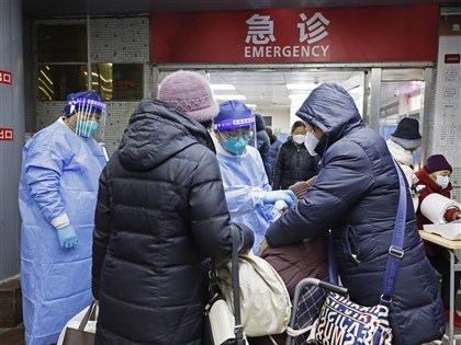 中國疫情資訊不透明 上海出現殯葬黃牛