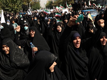 伊朗警方恢復衣著警告 要求女性在車內須戴頭巾
