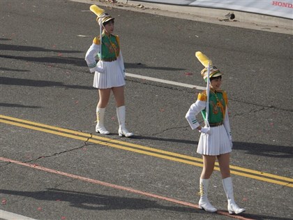 北一女玫瑰花車遊行幕後秘辛 雨傘改裝充當指揮刀