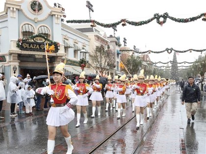 北一女舉國旗加州迪士尼演出 台灣遊客驚喜衝出紀念品店喊加油