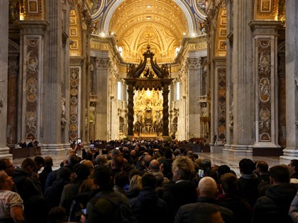 逾10萬人赴梵蒂岡告別本篤十六世 信徒：他給我堅強力量