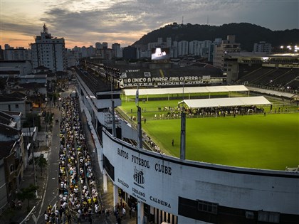 巴西球王比利將安葬 23萬人排隊瞻仰靈柩道別