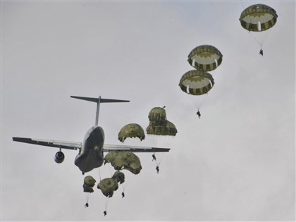 日本自衛隊空降團假想奪島訓練 英澳首度參加