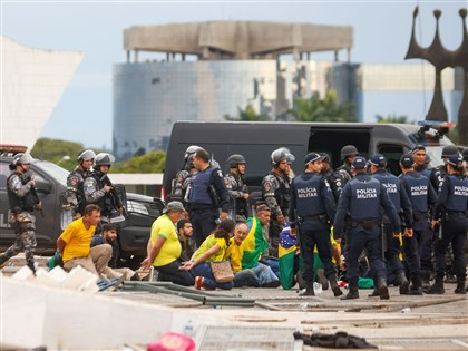 波索纳洛支持者闹首都 法新：警方夺回国会大厦