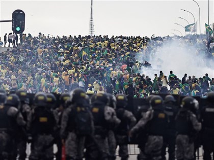 波索纳洛支持者闯入国会 巴西当局出动部队平乱