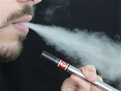 烟害防制法三读禁电子烟 吸食者最高罚万元 加热烟纳管