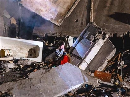俄弹袭乌东公寓超过20死 幸存女子瘫坐瓦砾堆照震惊国际