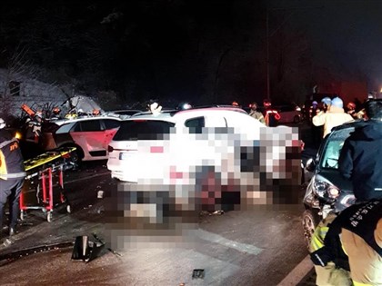 韩国首尔高速公路约40车连环撞 1死约30伤
