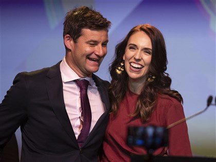 阿爾登辭紐西蘭總理 向伴侶喊話：我們結婚吧