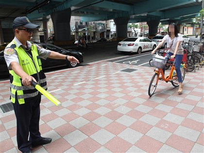 自行車可騎上人行道？左轉車右轉車誰優先？北市警解析交通冷知識