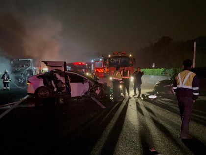 國道火燒車2死 駕駛涉酒駕自撞釀連環追撞