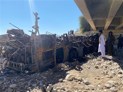 巴基斯坦巴士墜橋起火燒成廢鐵 至少41死