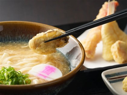 日本男拿公用汤匙猛吞乌龙面店炸渣 网：无法安心外食
