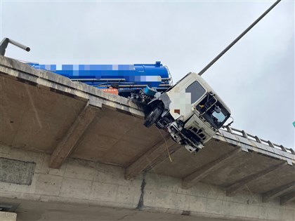 台61線聯結車衝撞護欄懸空  司機摔落地面不治