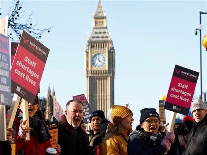 英國掀規模最大醫護人員罷工潮 訴求加薪因應通膨