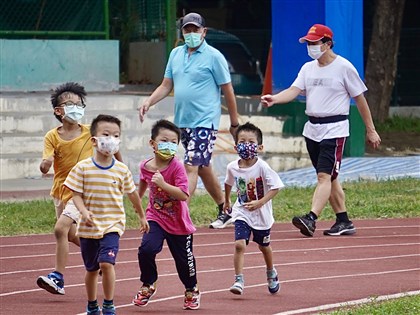 考量剛開學、228連假出遊 學校延後至3/6鬆綁戴口罩