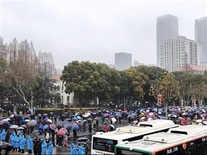 武漢萬人抗議醫藥補貼被砍 中國網友批政府缺錢找人民開刀[影]