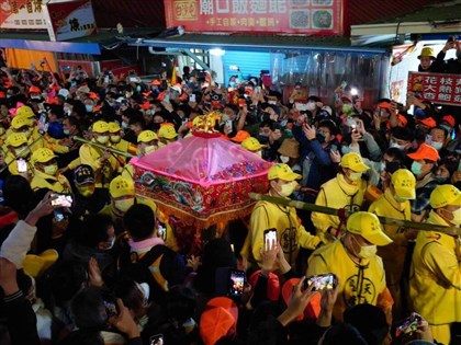 白沙屯媽祖起駕進香 萬眾簇擁「粉紅超跑」長征