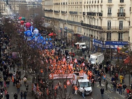 法國數十萬人反年金改革上街示威 工會揚言加強罷工力道