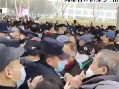 中國白髮運動蔓延 武漢大連再現反醫保改革遊行[影]