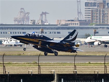 韓國黑鷹特技隊過境高雄機場  航空迷搶拍