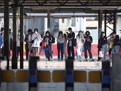 室內口罩明起解禁 哪些場所例外？等車看電影要戴嗎？QA一次看