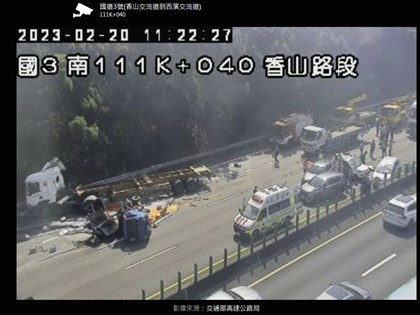 國道3號香山路段8車碰撞北上封閉 小客車2人受困