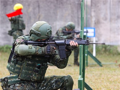 國軍推動實戰化射擊 臥跪立姿105秒連續射擊36發