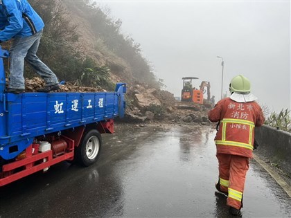 新北瑞芳金水公路2.1K坍方 估下午3時搶通