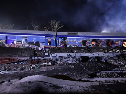 希腊火车对撞增至36死 乘客：火花四窜翻身就被烧