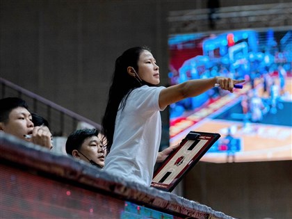 T1馬怡鴻代班台鋼獵鷹 成台灣職籃首名女性總教練