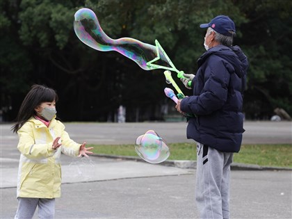 本土1萬90例、60死  觀察一週有望預告下波鬆綁新制