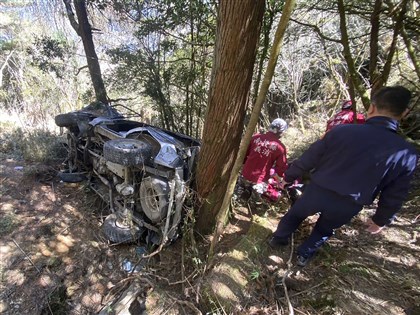 南投郡大林道接駁車翻落山谷 駕駛不治7乘客受傷