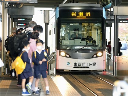 日本3/13口罩鬆綁 百貨鐵道等員工將續戴